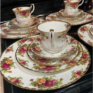 RARE DISCONTINUED 1962 Royal Albert Old Country Roses fine, bone china.